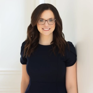 <b>Amanda Barratt</b>Associate Director